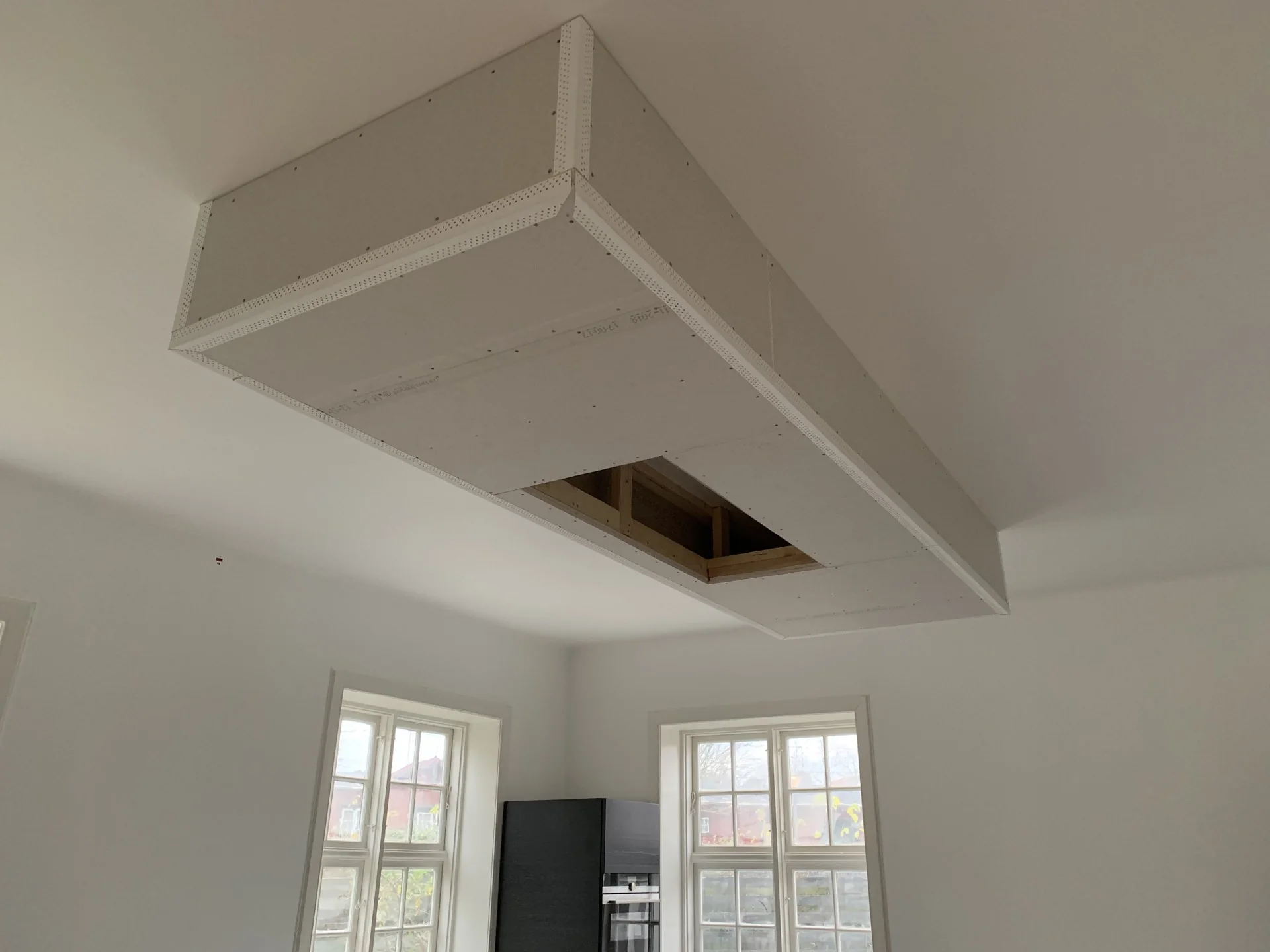 Køkkenet og loftkassen under montering – billede 3
